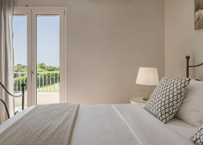 The Seasons Vila Svoronata